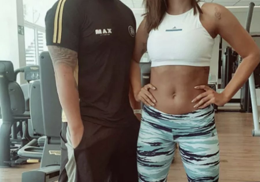 SEM MAKE E DE CALÇA COLADA, ANITTA DEIXA BARRIGA DE FORA EM ACADEMIA